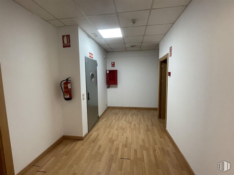 Nave en alquiler en Calle Avena, 24, Leganés, Madrid, 28914 con lámpara, alumbrado, accesorio, madera, interiorismo, suelo, suelos, hall, línea y puerta alrededor