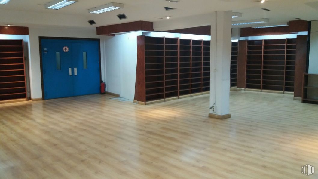 Retail for sale at Calle Espejo, 4, Centro, Madrid, 28013 with hall, wood, flooring, floor, door, fixture, varnish, hardwood, wood stain and ceiling around