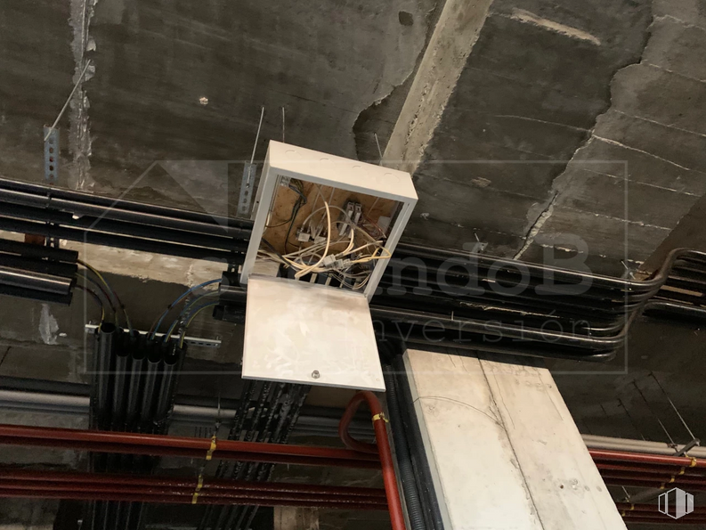 Retail for sale at Calle Ventanilla, 8, Colmenarejo, Madrid, 28270 with wood, beam, metal, rectangle, composite material, ceiling, building material, steel, symmetry and roof around