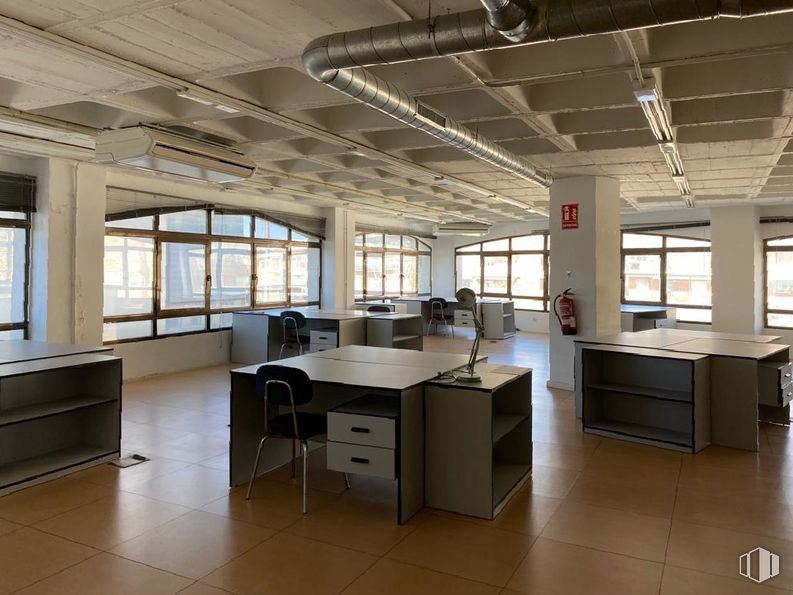 Oficina en alquiler en Zona Ciudad Lineal / Pueblo Nuevo, Ciudad Lineal, Madrid, 28017 con ebanistería, mesa, mueble, ventana, accesorio, escritorio, madera, interiorismo, suelos y suelo alrededor