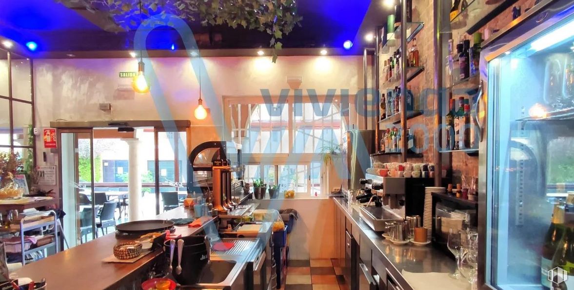 Local en alquiler en Avenida Madrid, 43, San Agustín del Guadalix, Madrid, 28750 con mesa, propiedad, encimera, alumbrado, interiorismo, cocina, inmobiliario, ebanistería, barware y edificio alrededor