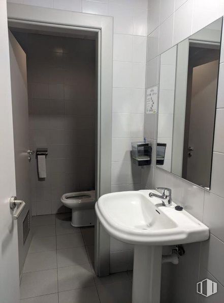 Retail for rent at Avenida Asturias, 57, Tetuán, Madrid, 28035 with toilet, sink, mirror, tap, property, bathroom sink, plumbing fixture, building, bathroom and black around