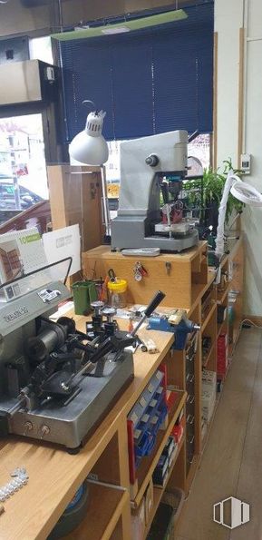 Retail for sale & for rent at Avenida Nuestra Señora Fátima, 95, Carabanchel, Madrid, 28047 with light fixture, furniture, home appliance, cabinetry, wood, building, kitchen, table, engineering and toolroom around