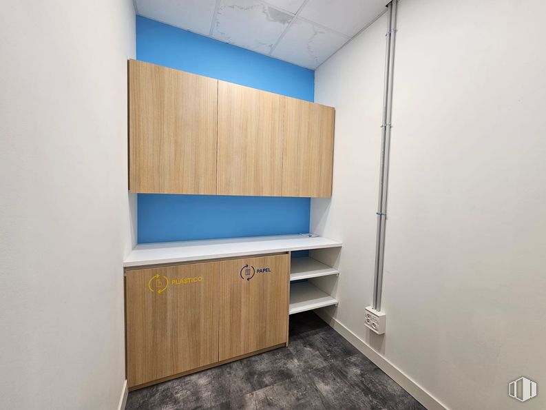 Office for rent at Calle Labastida, 10, Fuencarral - El Pardo, Madrid, 28034 with cabinetry, cupboard, furniture, shelf, wood, drawer, shelving, flooring, floor and wood stain around