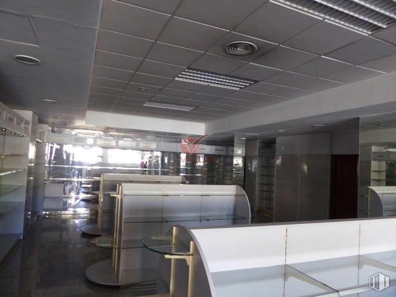 Retail for sale & for rent at Calle Hermanos Becerril, Cuenca, 16004 with fixture, building, floor, flooring, ceiling, glass, space, aluminium, metal and room around