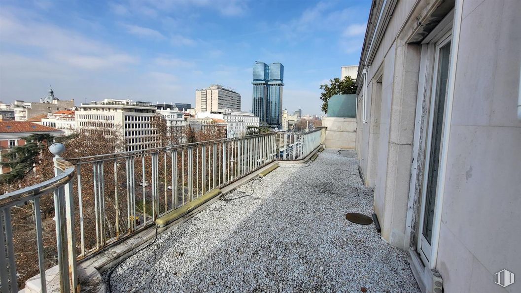 Oficina en alquiler en Paseo Recoletos, 16, Salamanca, Madrid, 28001 con edificio, cielo, nube, superficie de la carretera, madera, valla, ciudad, asfalto, diseño urbano y carretera alrededor