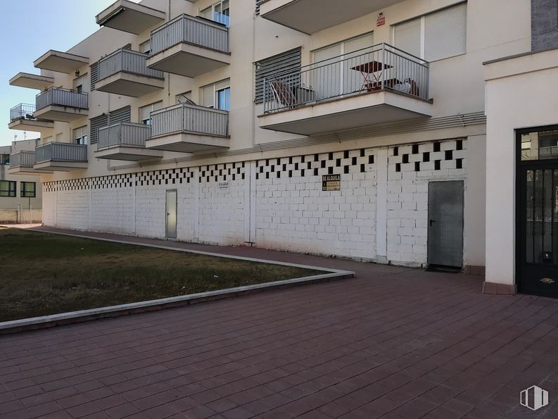 Local en alquiler y venta en Calle Valdeamor, 25, Algete, Madrid, 28110 con edificio, puerta, ventana, planta, arquitectura, diseño urbano, cielo, condominio, superficie de la carretera y fachada alrededor