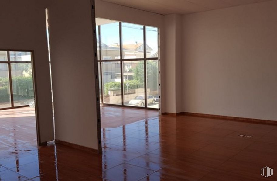 Retail for sale at Calle Virgen de la Vega, s/n, Cabanillas del Campo, Guadalajara, 19171 with window, property, fixture, building, wood, interior design, floor, hall, flooring and wood stain around