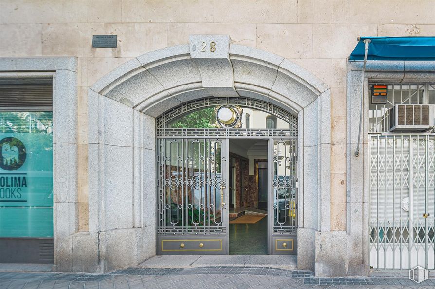 Oficina en venta en Calle Covarrubias, Chamberí, Madrid, 28010 con accesorio, fachada, ciudad, simetría, tintes y matices, arco, madera, puerta, metal y carretera alrededor