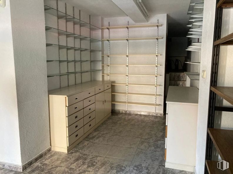 Local en alquiler en Calle Gomeznarro, Hortaleza, Madrid, 28043 con ebanistería, madera, suelos, suelo, estantería, accesorio, material compuesto, madera dura, habitación y metal alrededor