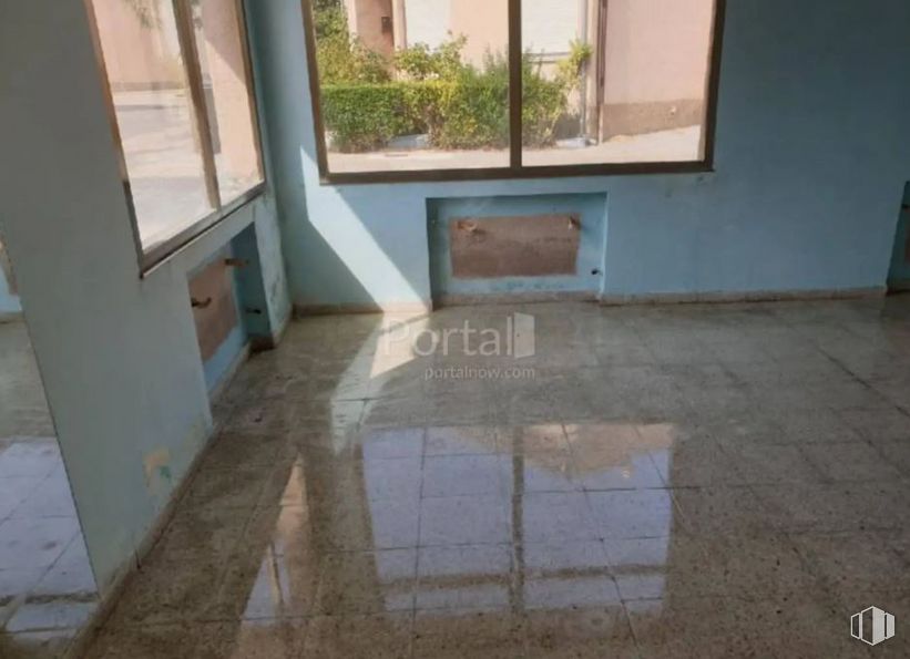 Retail for sale at Calle Nuestra Señora de los Remedios, Turégano, Segovia, 40370 with window, wood, tile flooring, flooring, rectangle, floor, fixture, wood stain, house and road surface around