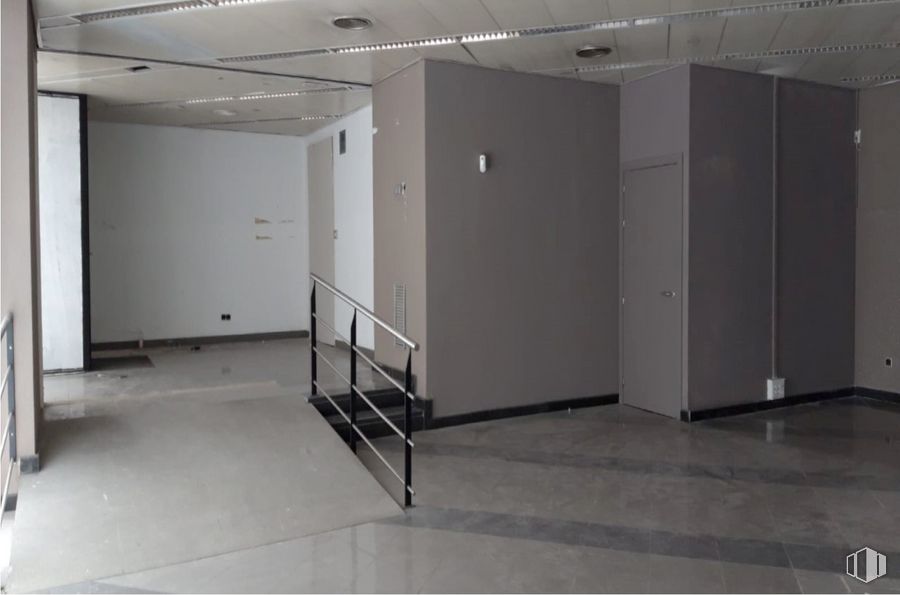 Retail for sale at Avenida Zarauz, San Fernando de Henares, Madrid, 28830 with wardrobe, building, fixture, hall, floor, flooring, ceiling, gas, glass and aluminium around