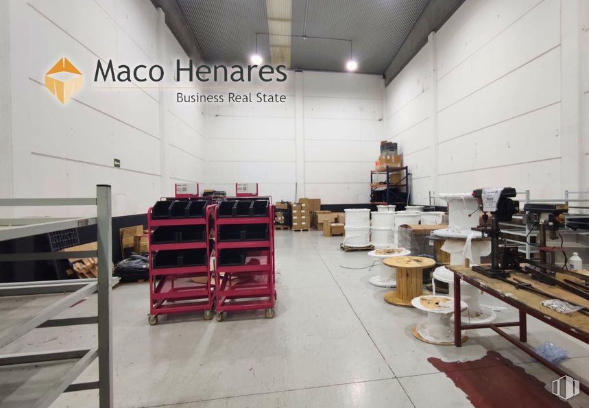 Industrial for rent at Zona industrial Inbisa, Alcalá de Henares, Madrid, 28802 with flooring, floor, ceiling, shelving, hall, plywood, shelf and box around