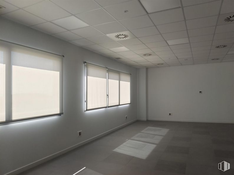 Nave en alquiler en Polígono industrial La Atalayuela, Villa de Vallecas, Madrid, 28031 con ventana, edificio, accesorio, hall, interiorismo, sombra, suelo, suelos, techo y madera alrededor