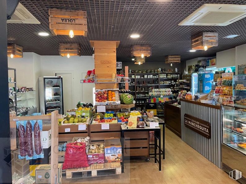 Local en alquiler en Zona casco antiguo, Torrelodones, Madrid, 28250 con estante, alumbrado, interiorismo, mesa, publicación, estantería, edificio, cliente, venta al por menor y comercio alrededor