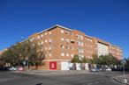 Retail for sale at Avenida de Carmen Martín Gaite, Leganés, Madrid, 28919 with building, sky, window, tree, street light, urban design, condominium, neighbourhood, residential area and car around