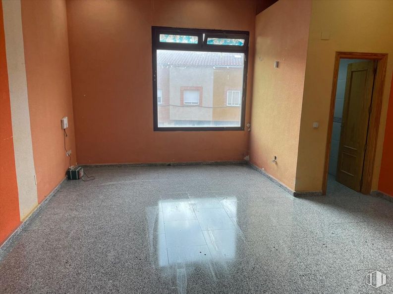 Retail for sale at Calle Guadalajara, 1, Chozas de Canales, Toledo, 45960 with door, window, building, fixture, interior design, floor, flooring, wood, house and hardwood around