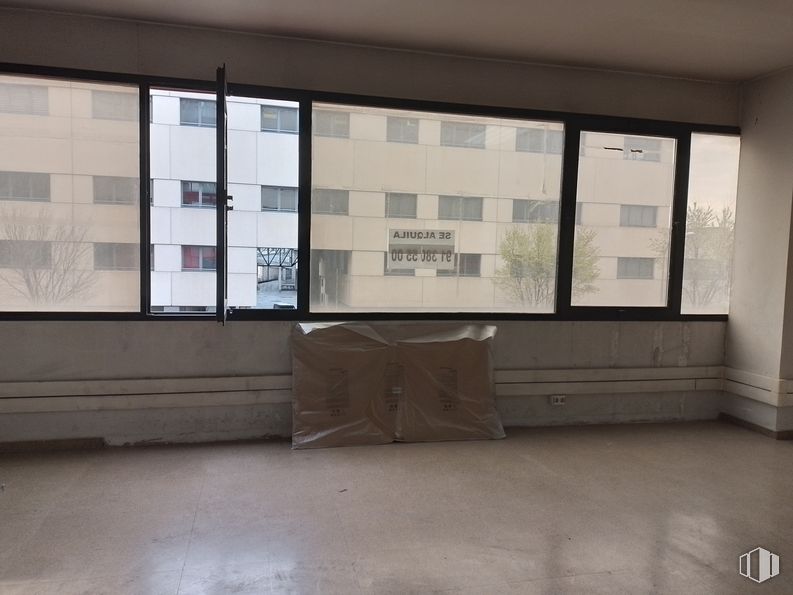 Industrial for sale & for rent at Calle Gamonal, Villa de Vallecas, Madrid, 28031 with window, building, fixture, wood, shade, interior design, floor, flooring, wall and rectangle around