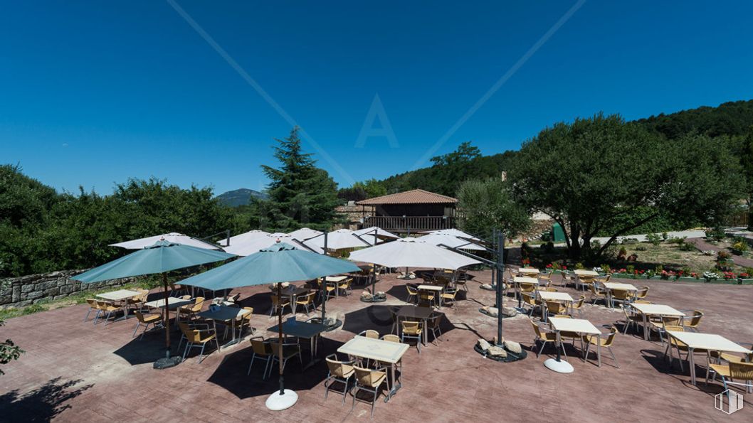 Retail for sale at Carretera M-601, km. 12,5, Navacerrada, Madrid, 28491 with umbrella, table, sky, shade, outdoor furniture, travel, chair, tent, leisure and tree around