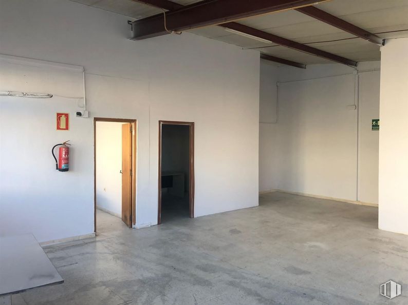 Nave en alquiler en Calle Valle de Tobalina, 52, Villaverde, Madrid, 28021 con edificio, madera, interiorismo, suelo, pintura, hall, puerta, accesorio, suelos y pared alrededor