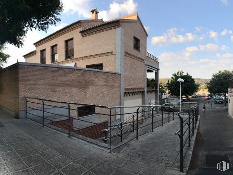 Retail for sale at Calle Coronel Baeza, 83, Toledo, 45004 with cloud, sky, property, building, window, road surface, tree, urban design, residential area and sidewalk around