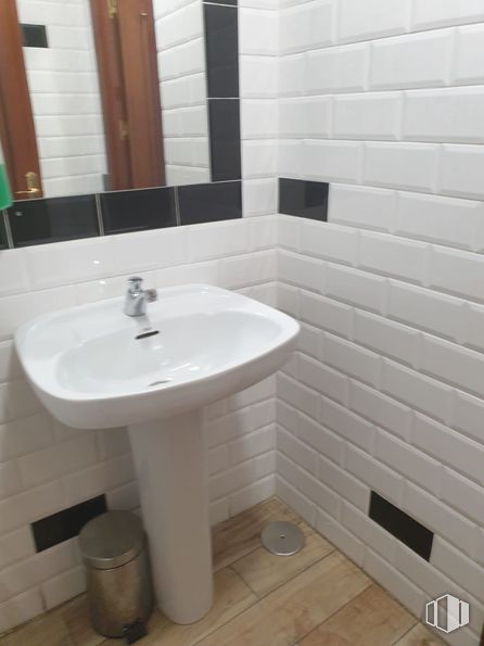 Local en venta en Zona Universidad, Móstoles, Madrid, 28933 con fregadero, espejo, grifo, accesorios de fontanería, lavabo, propiedad, cuarto de baño, madera, morado y fluido alrededor