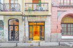 Retail for rent at Calle Jardines, 6, Centro, Madrid, 28013 with door, window, building, fixture, wood, neighbourhood, house, facade, symmetry and city around