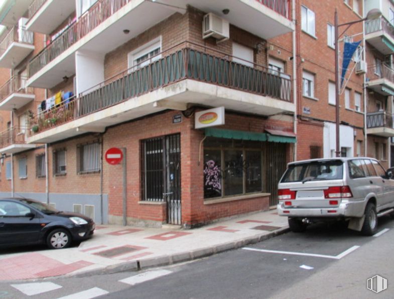 Local en venta en Avenida Guadalajara, Azuqueca de Henares, Guadalajara, 19200 con coche, ventana, rueda, luz de estacionamiento, vehículo terrestre, neumático, vehículo, edificio, propiedad y matrícula del vehículo alrededor