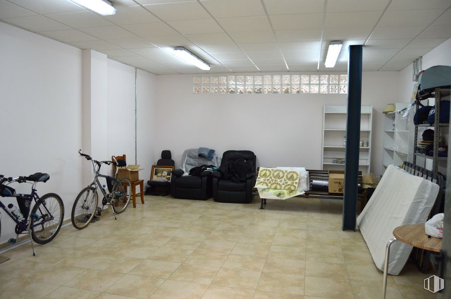 Industrial for sale at Calle Severo Ochoa, 90, Talavera de la Reina, Toledo, 45614 with tire, bicycle, luggage & bags, lighting, furniture, wheel, bicycle wheel, building, interior design and bicycle tire around