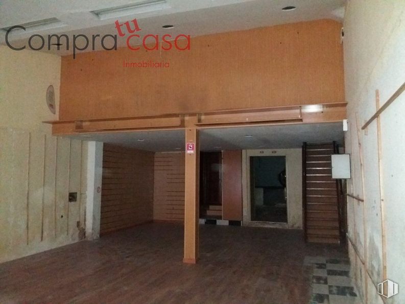 Retail for sale & for rent at Calle Blanca de Silos, Segovia, 40005 with lighting, fixture, wood, material property, flooring, real estate, facade, hardwood, composite material and building material around