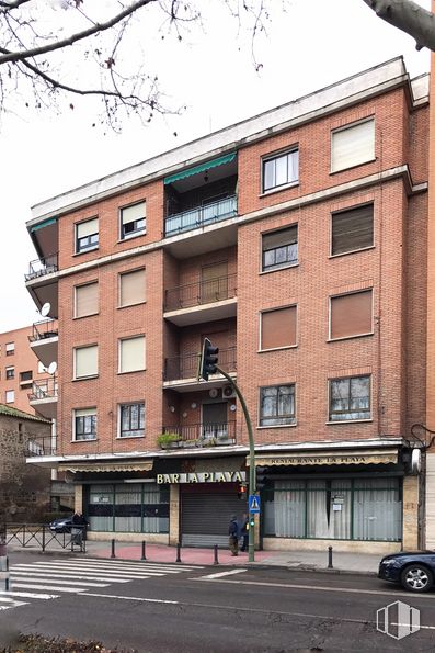 Retail for sale at Ronda del Cañillo, 32, Talavera de la Reina, Toledo, 45600 with building, daytime, window, sky, architecture, tire, brick, condominium, neighbourhood and urban design around