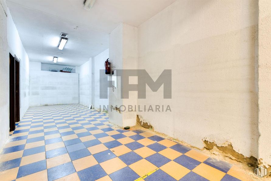 Local en venta en Zona Bravo Murillo, Tetuán, Madrid, 28039 con lámpara, madera, suelos, suelo de baldosas, arquitectura, interiorismo, suelo, edificio, pared y casa alrededor