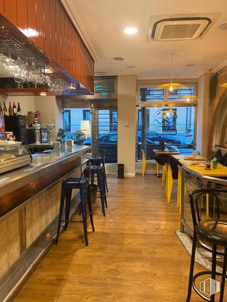 Retail for rent at Zona Goya, Salamanca, Madrid, 28001 with chair, lighting, furniture, table, building, interior design, wood, floor, flooring and drinking establishment around