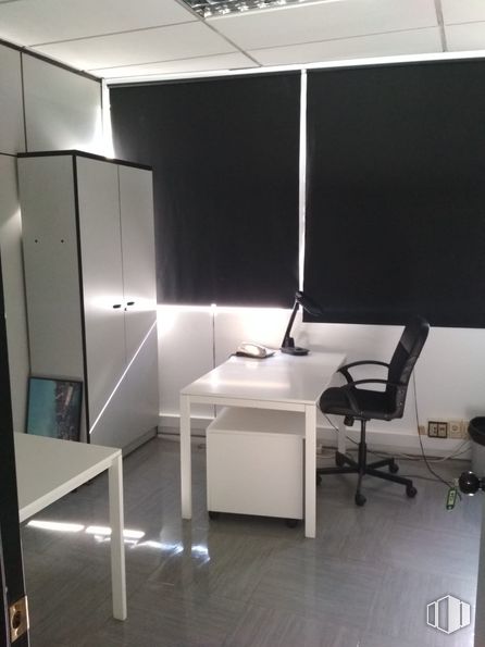 Office for rent at Calle Embajadores, 187, Arganzuela, Madrid, 28045 with chair, table, furniture, interior design, automotive design, rectangle, flooring, floor, material property and tints and shades around