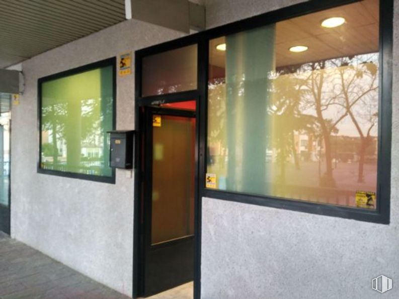 Retail for sale at Calle Fernando III, Villaviciosa de Odón, Madrid, 28670 with window, door, fixture, building, facade, glass, tints and shades, flooring, composite material and event around