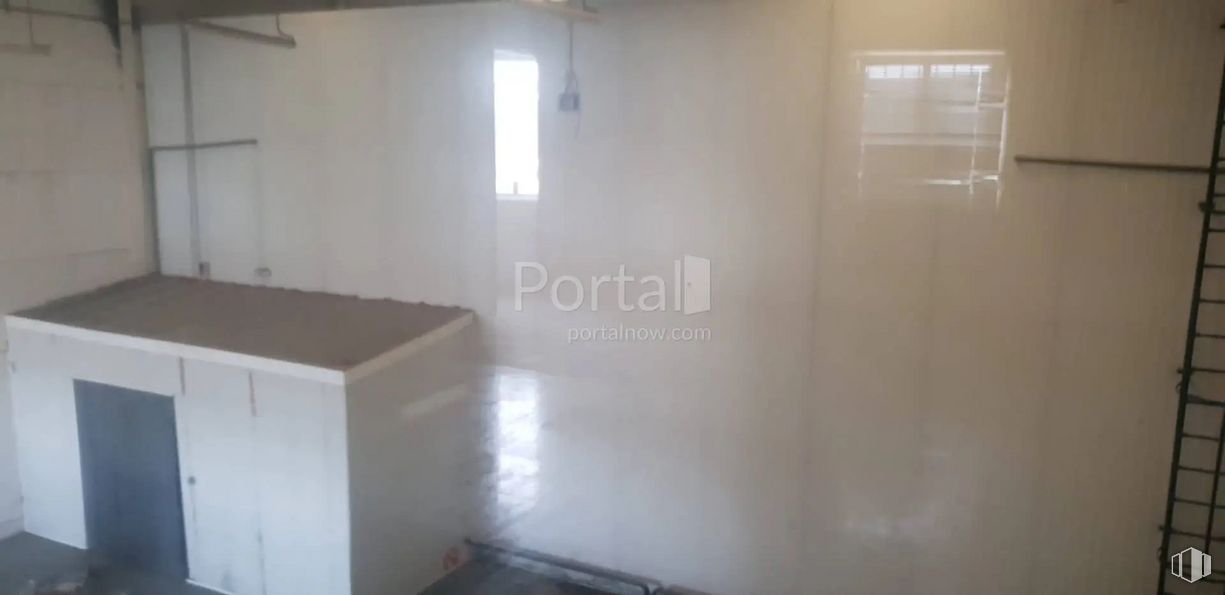 Industrial for sale at Calle Isaac Peral, Valdemoro, Madrid, 28341 with cabinetry, window, fixture, building, wood, flooring, floor, material property, ceiling and hardwood around