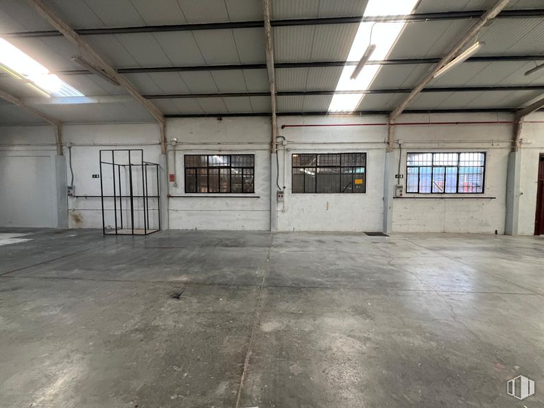 Industrial for sale at Zona Avenida Madrid, Arganda del Rey, Madrid, 28500 with window, flooring, floor, ceiling, composite material, hall, metal, concrete, daylighting and building material around