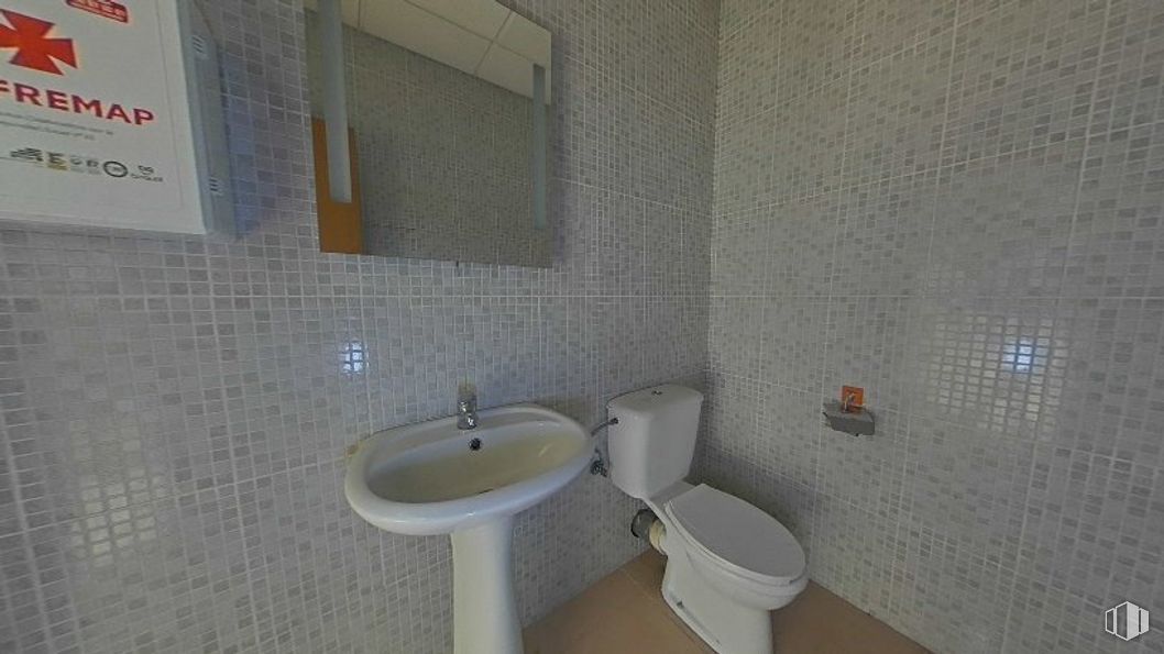 Industrial for sale at Calle Estaño, s/n, Illescas, Toledo, 45200 with sink, toilet, mirror, plumbing fixture, tap, bathroom sink, property, bathroom, interior design and flooring around