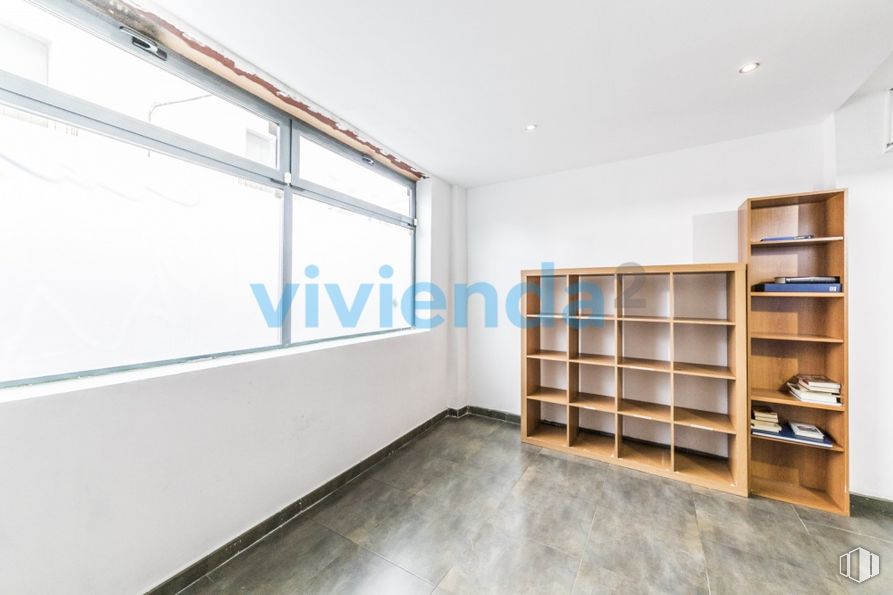 Local en venta en Calle Naranjo, Tetuán, Madrid, 28039 con estantería, estante, edificio, estantería, madera, suelo, piso, accesorio, techo y pasillo alrededor