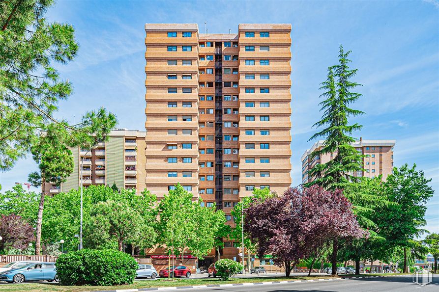 Oficina en alquiler y venta en Calle Arturo Soria, 337, Ciudad Lineal, Madrid, 28033 con coche, edificio, cielo, durante el día, planta, bloque de pisos, diseño urbano, árbol, nube y ventana alrededor