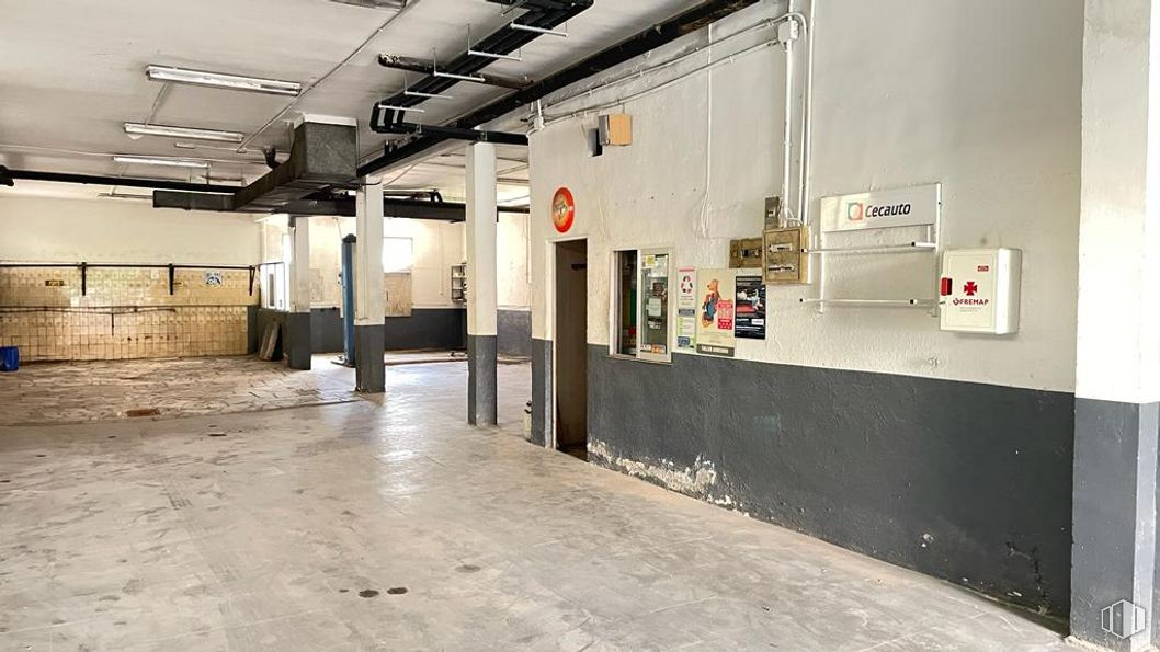 Local en venta en Avenida Logroño, 154, Barajas, Madrid, 28042 con suelo, suelos, gas, hormigón, aparcamiento, material compuesto, techo, accesorio, ciudad y máquina alrededor