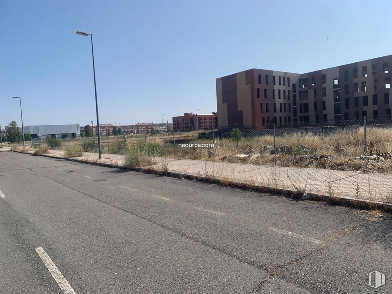 Land for sale at Calle Mombeltrán, Ávila, 05002 with building, sky, plant, street light, window, land lot, asphalt, road surface, residential area and tar around