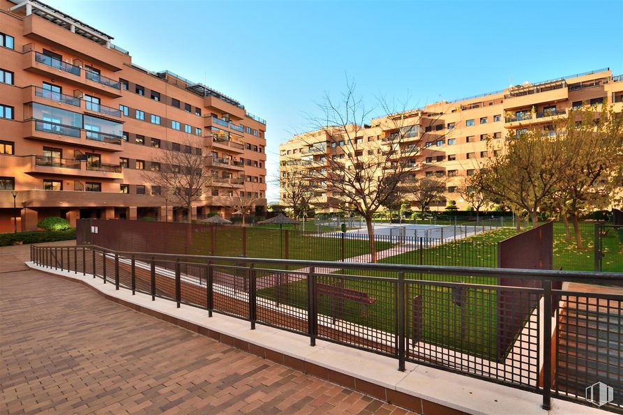 Local en venta en Paseo Capa Negra, Rivas-Vaciamadrid, Madrid, 28529 con edificio, cielo, planta, ventana, árbol, valla, diseño urbano, bloque de pisos, barrio y zona residencial alrededor