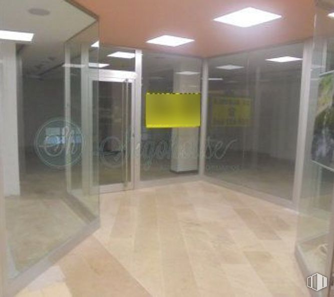 Retail for rent at Calle Juan Bravo, Segovia, 40001 with light fixture, building, fixture, door, tile flooring, floor, flooring, shower door, composite material and glass around