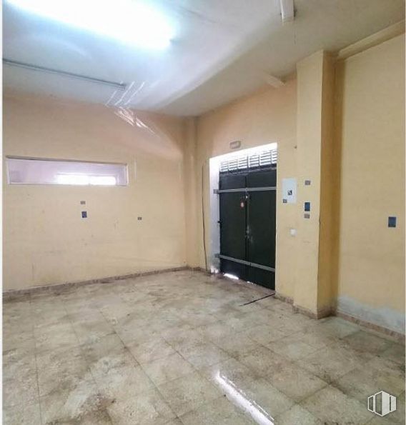 Local en venta en Calle Pablo Casal, Parla, Madrid, 28980 con puerta, lámpara, edificio, , , , , , casa y ventana alrededor