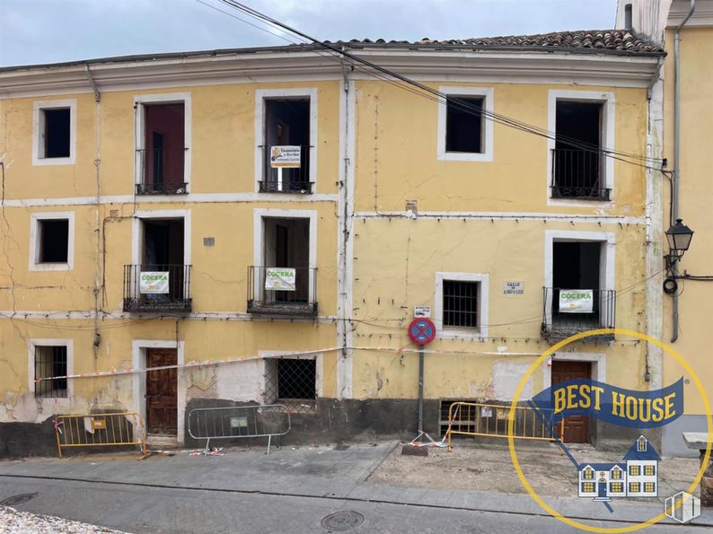 Land for sale at Casco histórico, Cuenca, 16001 with window, door, sky, building, neighbourhood, urban design, material property, residential area, real estate and facade around