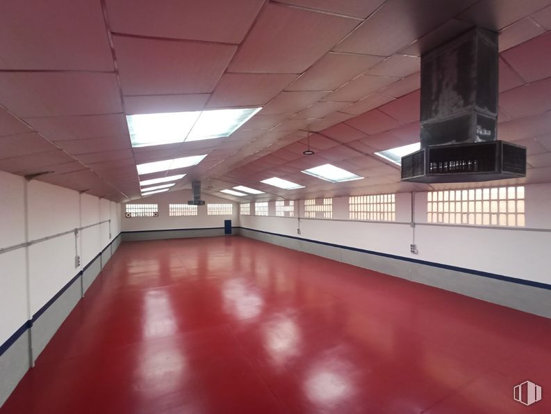 Nave en venta en Zona industrial, Humanes de Madrid, Madrid, 28970 con lámpara, alumbrado, pabellón, madera, hall, interiorismo, suelos, suelo, propiedad material y madera dura alrededor