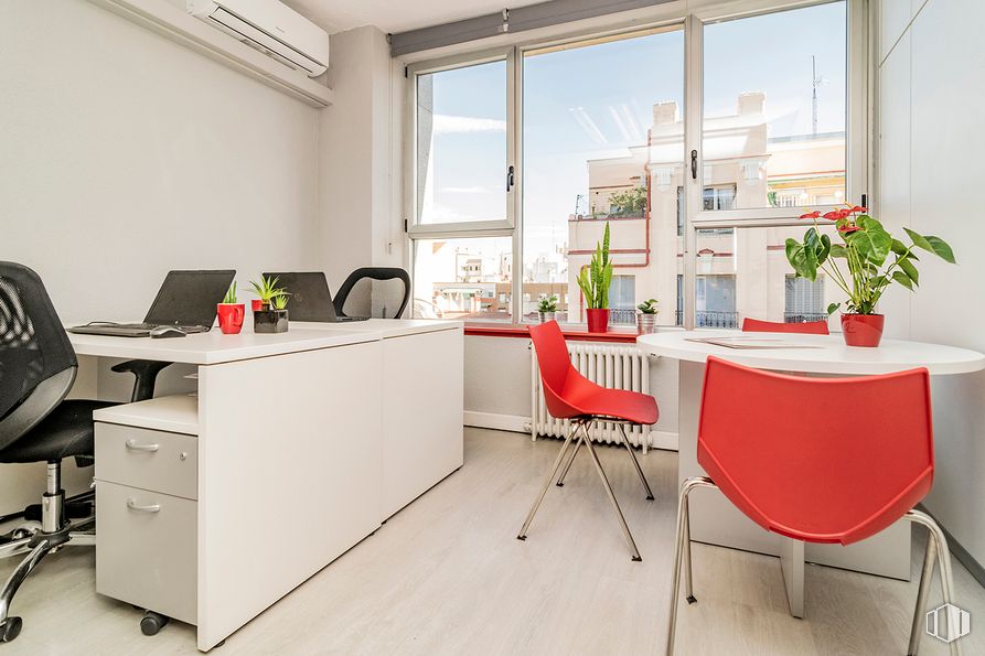 Oficina en alquiler en Paseo Delicias, 30, Arganzuela, Madrid, 28045 con ebanistería, silla, planta de interior, ordenador portatil, mesa, propiedad, mueble, planta, edificio y silla de oficina alrededor