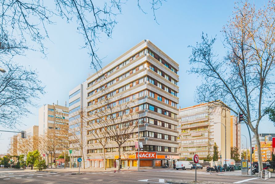 Oficina en alquiler en Calle María de Molina, 37, Chamartín, Madrid, 28006 con edificio, cielo, propiedad, ventana, infraestructura, árbol, bloque de pisos, rascacielos, planta y condominio alrededor