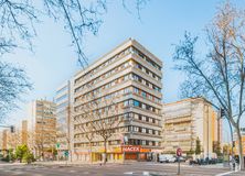 Oficina en alquiler en Calle María de Molina, 37, Chamartín, Madrid, 28006 con edificio, cielo, propiedad, ventana, infraestructura, árbol, bloque de pisos, rascacielos, planta y condominio alrededor